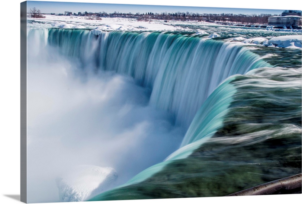 The impressive Niagara Falls in February.