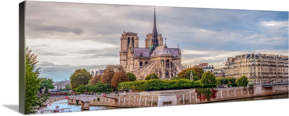 Panoramic photograph of the backside of Notre Dame.
