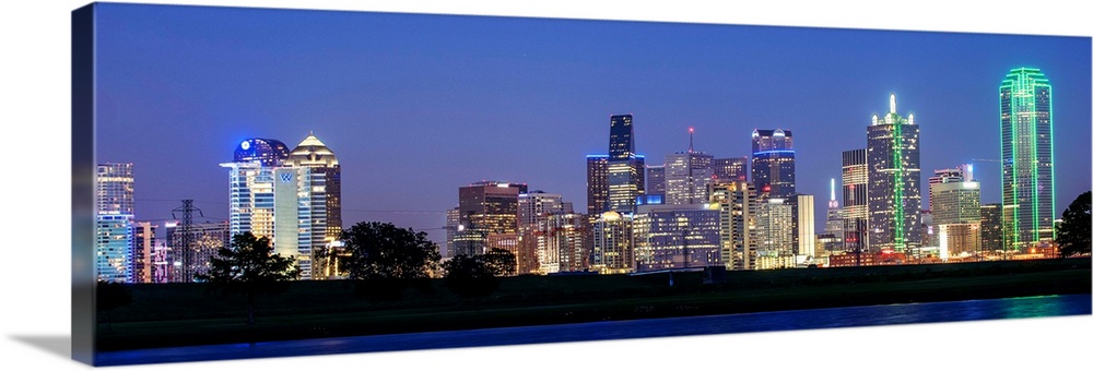 The city skyline of Dallas at night.
