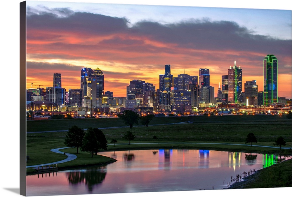 A horizontal image of the Dallas, Texas city skyline at sunset