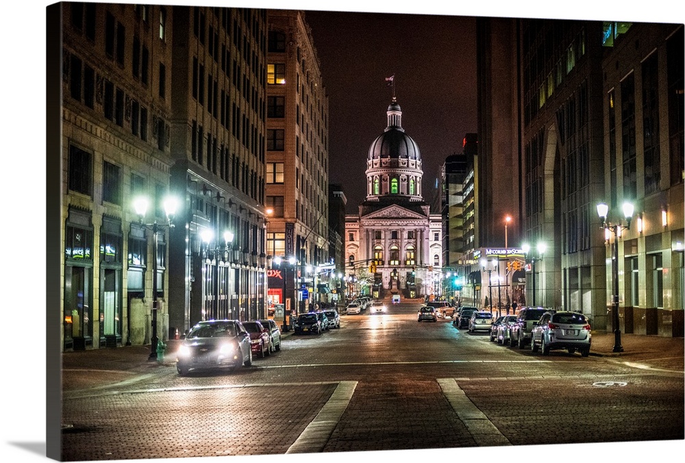 Photo of the Indiana State House at night.