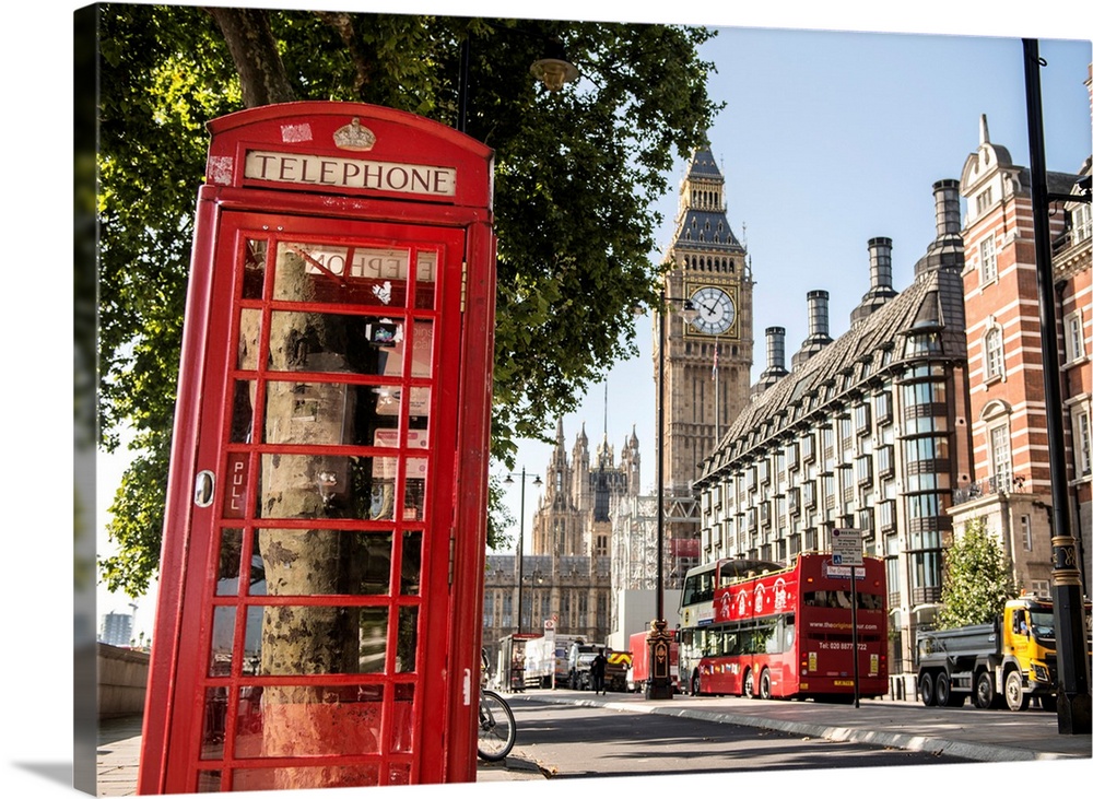 Cityscape photograph of London, England with a telephone booth in the foreground and Big Ben in the background.