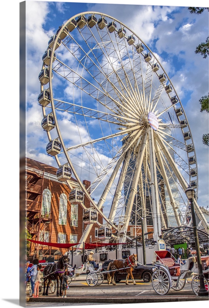 SkyView Atlanta Ferris Wheel, a 20-story wheel, seen over other  recreational attractions in Centennial Park, Atlanta, Geo...