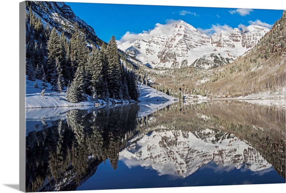 Snowy peaks of the Maroon Bells mirrored perfectly in the waters of the Maroon Lake below, Aspen, Colorado.