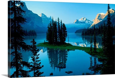 Scenic view of a lake in Jasper National Park in Canada