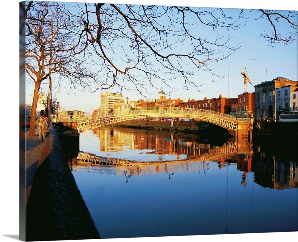 Ha'penny Bridge, River Liffey, Dublin, Ireland