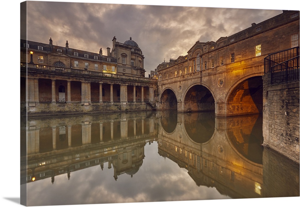 A dusk view of the unique 18th century Pulteney Bridge spanning the River Avon, in the heart of Bath, UNESCO World Heritag...