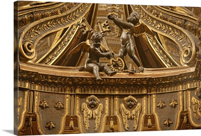 Angels holding St. Peter's keys on the main altar, Vatican, Rome, Lazio, Italy