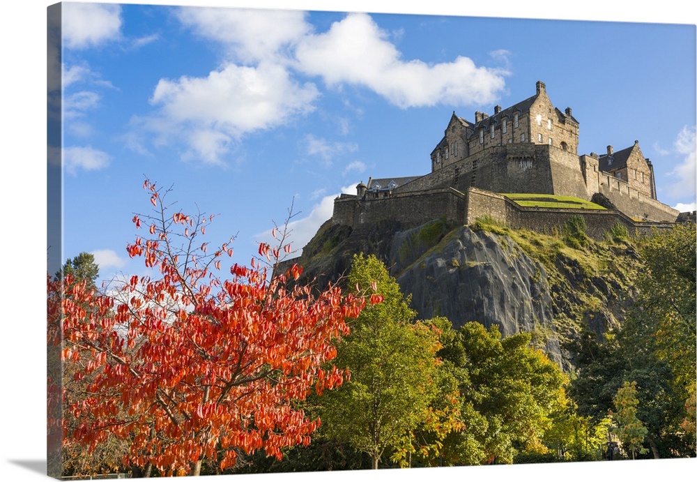 Autumn foliage and Edinburgh Castle, West Princes Street Gardens, Edinburgh, Scotland, United Kingdom, Europe