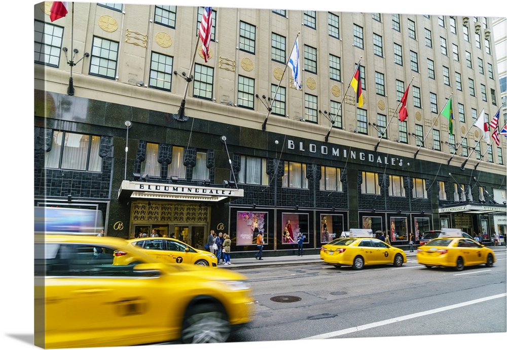 Bloomingdales Department Store and yellow taxi cabs, Lexington Avenue, Manhattan, New York City, United States of America,...