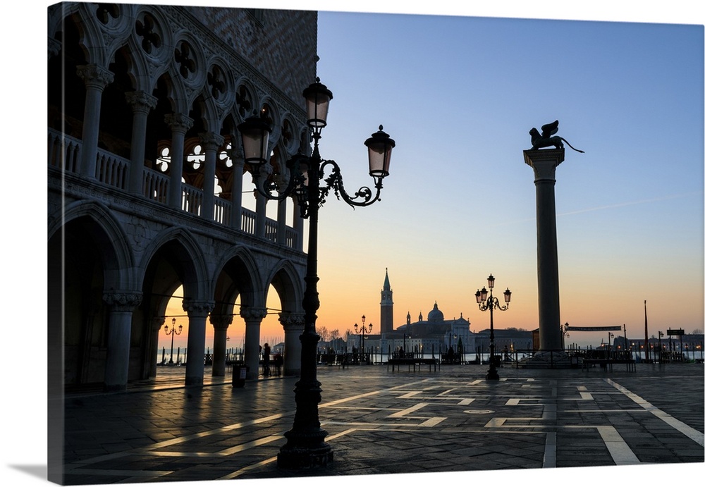 Blue hour, before sunrise in winter, Doge's Palace, Piazzetta San Marco, Venice, UNESCO World Heritage Site, Veneto, Italy...