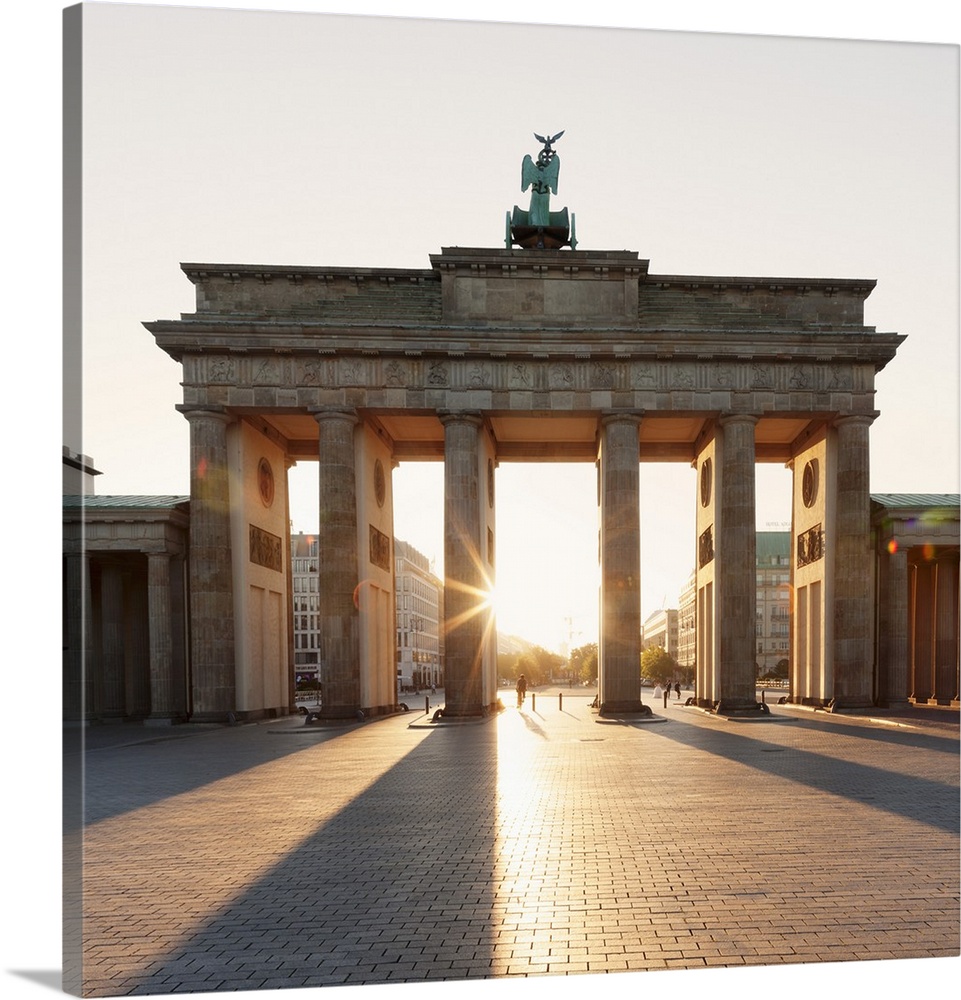 Brandenburg Gate at sunrise, Platz des 18 Marz, Berlin Mitte, Berlin, Germany