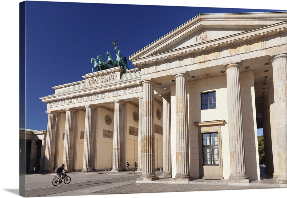 Brandenburg Gate, Pariser Platz square, Berlin Mitte, Berlin, Germany