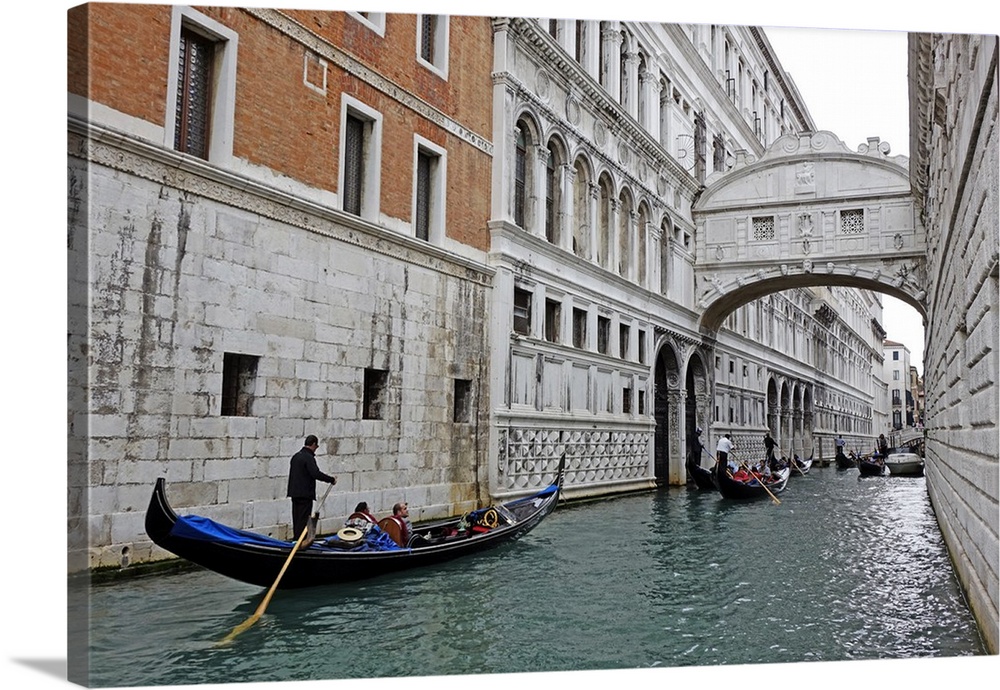 Bridge of Sighs with Doge's Palace, Venice, Veneto, Italy
