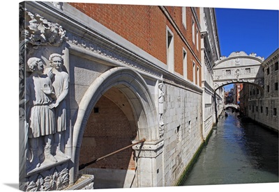 Bridge of Sighs with Doge's Palace, Venice, Veneto, Italy