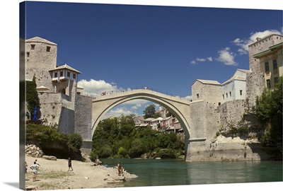 Bridge over the fast flowing River Neretva, Mostar, Bosnia, Bosnia-Hertzegovina