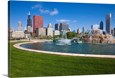 Buckingham Fountain in Grant Park with Sears Tower, Chicago, Illinois
