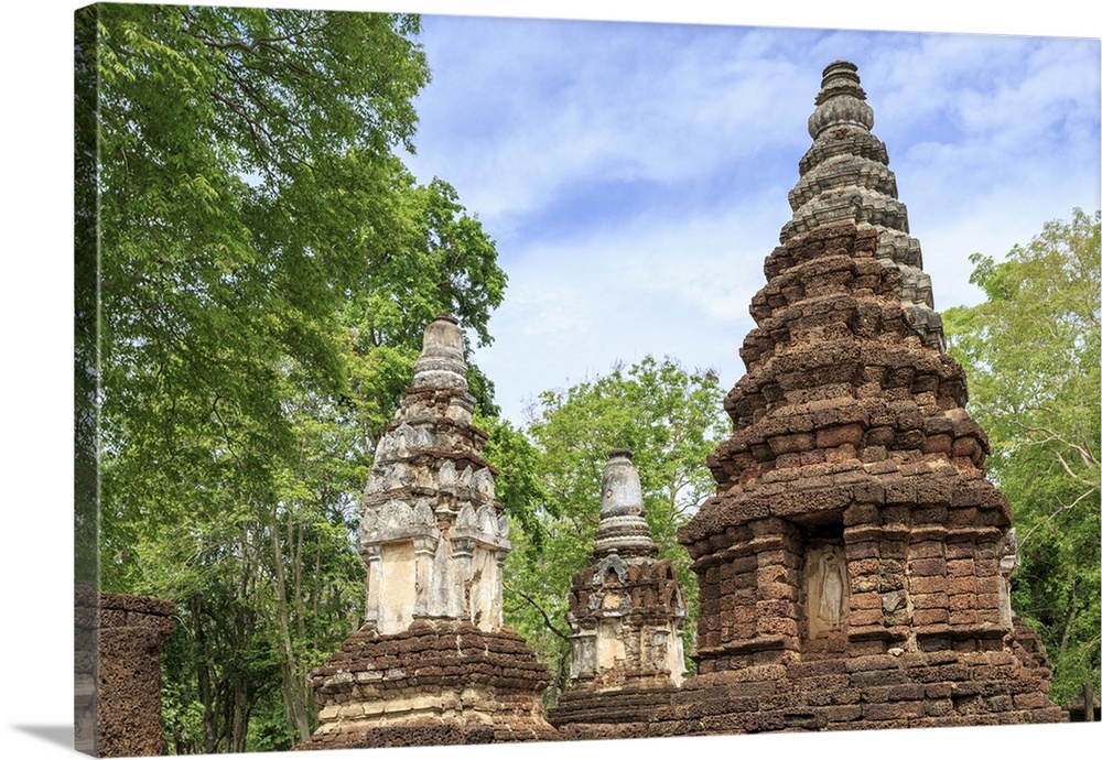 Buddhist chedis (stupas) and temple in Si Satchanalai Historical Park, Sukhothai, UNESCO World Heritage Site, Thailand, So...