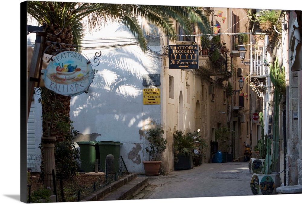 Cafes, street, Ortygia, Syracuse, Sicily, Italy