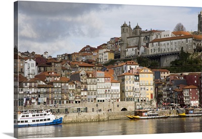 Cais de Ribeira waterfront, Ribeira, Oporto, Portugal