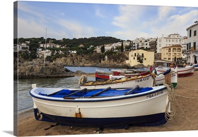 Calella de Palafrugell, fishing boats on small beach, Costa Brava, Catalonia, Spain