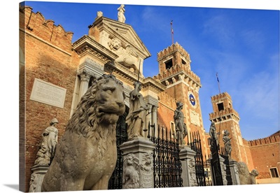 Carved lions and statues, Porta Magna, Arsenale, Castello, Venice, Veneto, Italy