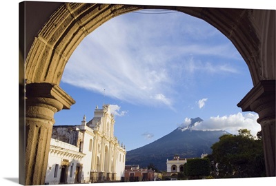 Cathedral and Volcan de Agua, 3765m, Antigua, Guatemala, Central America