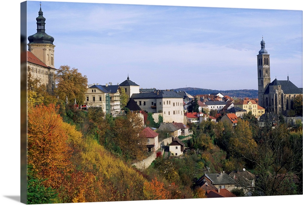 Church of St. James dating from 1330 and historical centre in autumn, Kutna Hora town, Kutna Hora, Stredocesko, Czech Repu...