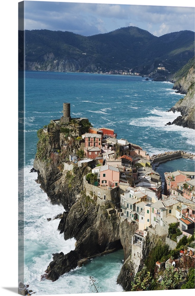 Clifftop village of Vernazza, Cinque Terre, Liguria, Italy