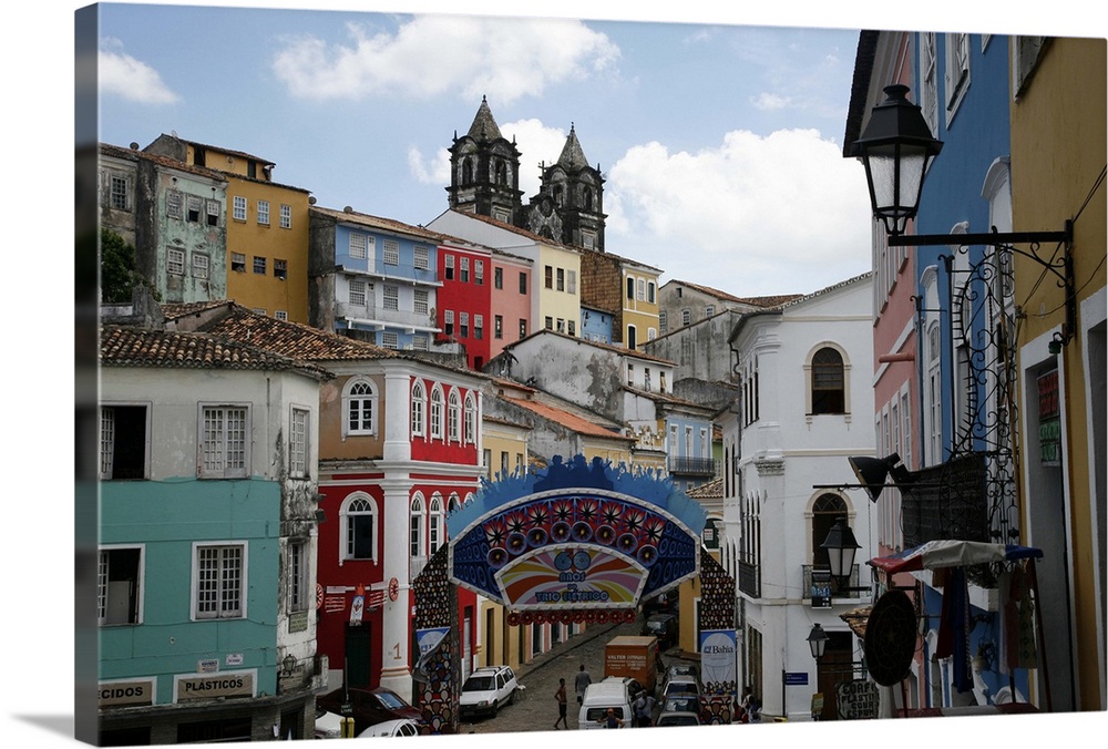 Cobbled streets and colonial architecture, Largo de Pelourinho, Salvador, Brazil