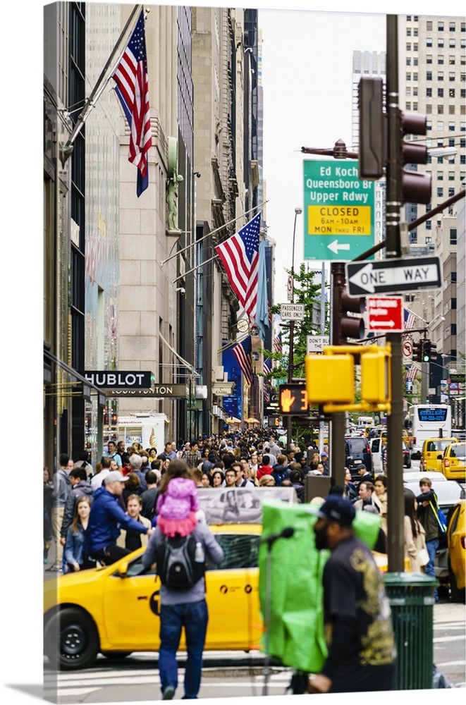 Crowds of shoppers on 5th Avenue, Manhattan, New York City, United States of America, North America