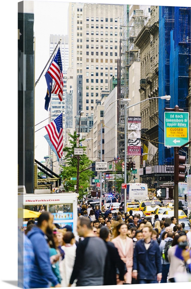 Crowds of shoppers on 5th Avenue, Manhattan, New York City, United States of America, North America
