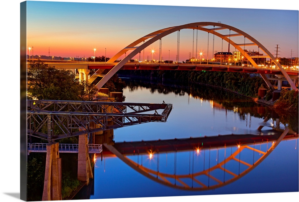 Cumberland River and Gateway Bridge, Nashville, Tennessee, USA