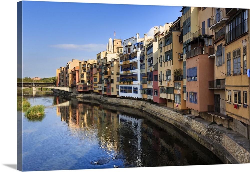 Distinctive historic colourful arcaded houses and Onyar River, Girona, Girona Province, Catalonia, Spain, Europe