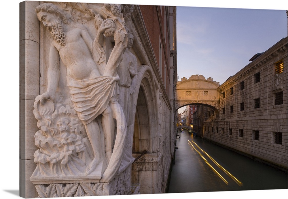 Doge's Palace, Bridge of Sighs and gondola, Piazza San Marco, Venice, UNESCO World Heritage Site, Veneto, Italy, Europe