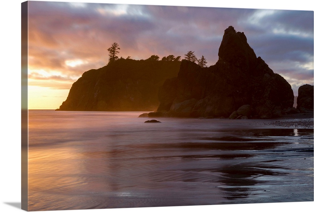 Dusk at Ruby Beach in the Olympic National Park, on the Pacific Northwest coast, Washington State