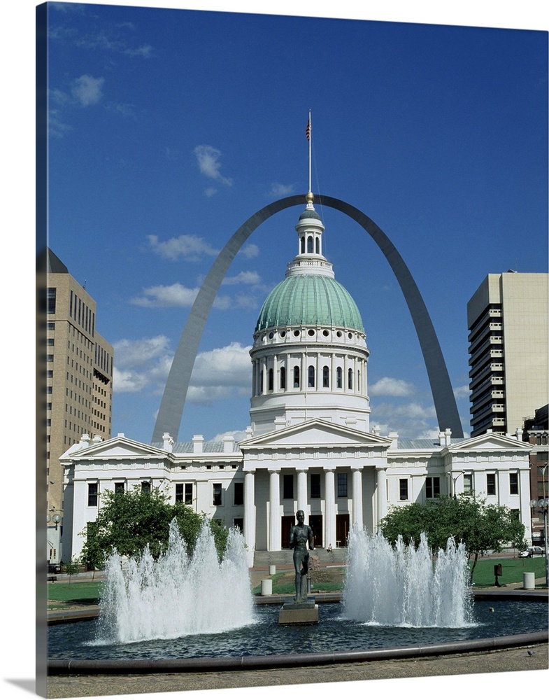 Fountains and buildings in city of St. Louis, Missouri