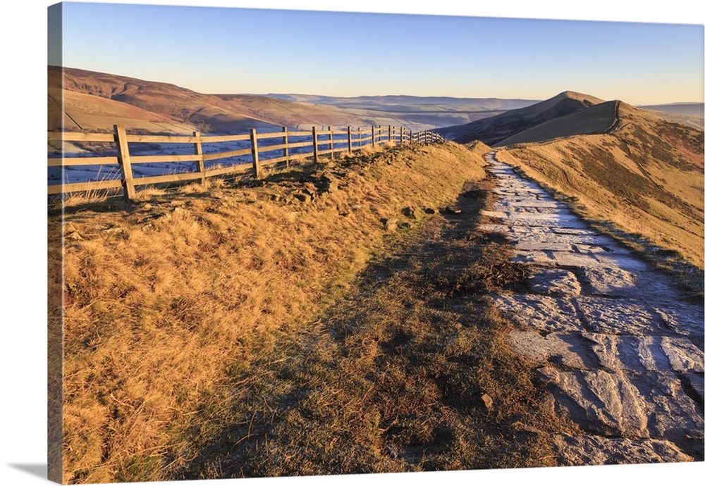 Frosty morning, Great Ridge, Hollins Cross to Mam Tor, Edale Valley, Castleton, Peak District National Park, Derbyshire, E...