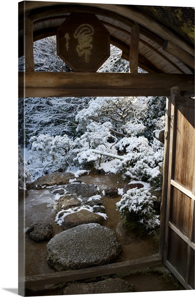 Gate on snowy Japanese garden, Okochi-sanso villa, Kyoto, Japan