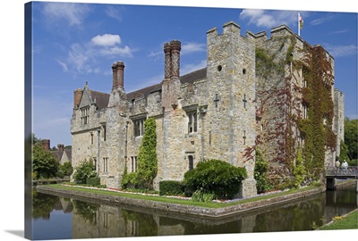 Hever Castle, dating from the 13th century, childhood home of Anne Boleyn, Kent, England