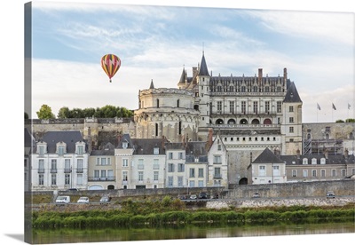 Hot-air balloon above the castle, Amboise, Indre-et-Loire, Loire Valley, France
