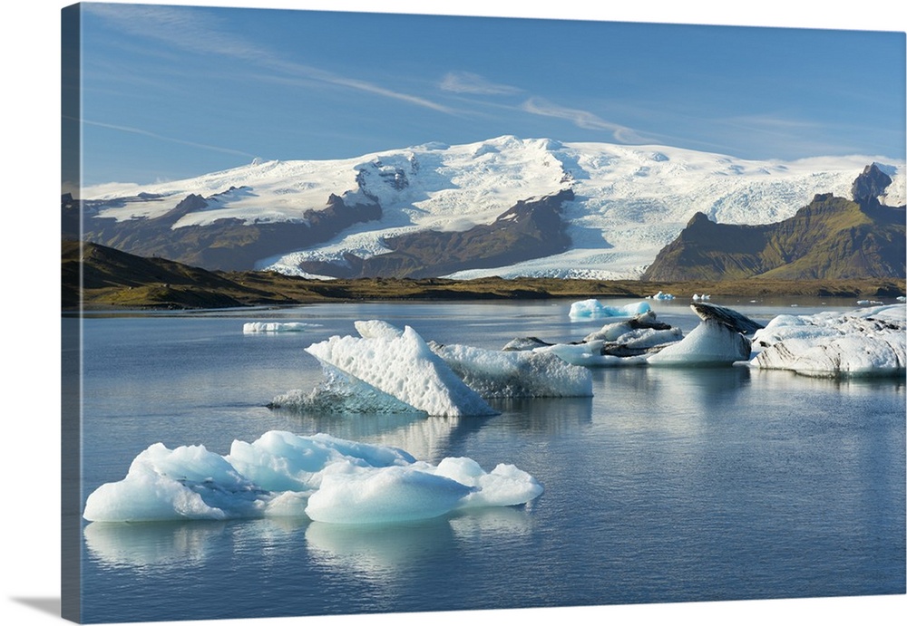 Icebergs floating on Jokulsarlon Glacial Lagoon with Hvannadalshnukur Peak in the background, Iceland, Polar Regions