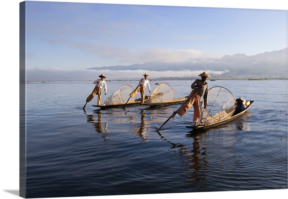 Intha leg-rower fishermen, Inle Lake, Shan State, Myanmar (Burma), Asia.
