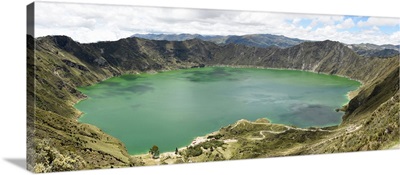 Lago Quilotoa, caldera lake in extinct volcano in central highlands of Andes, Ecuador