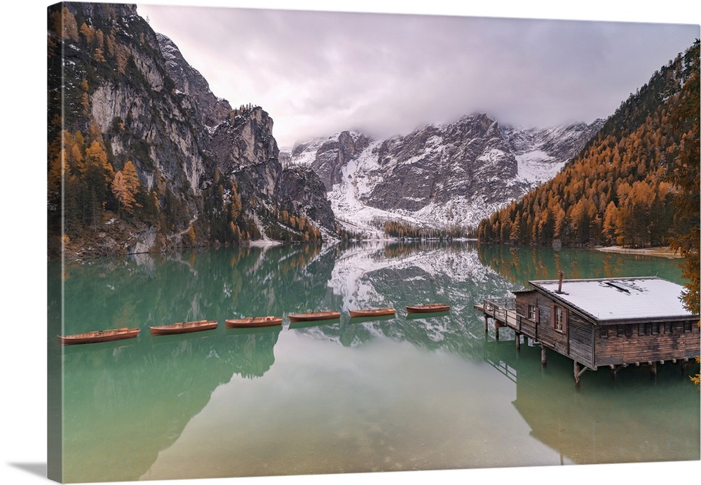 Lake Braies (Pragser Wildsee) framed by colorful woods in autumn, Braies (Prags), Bolzano province, South Tyrol, Italy, Eu...