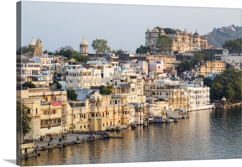 Lake Pichola and the City Palace in Udaipur, Rajasthan, India, Asia