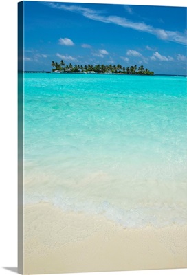 Little island in the turquoise water, Sun Island Resort, Nalaguraidhoo island, Maldives