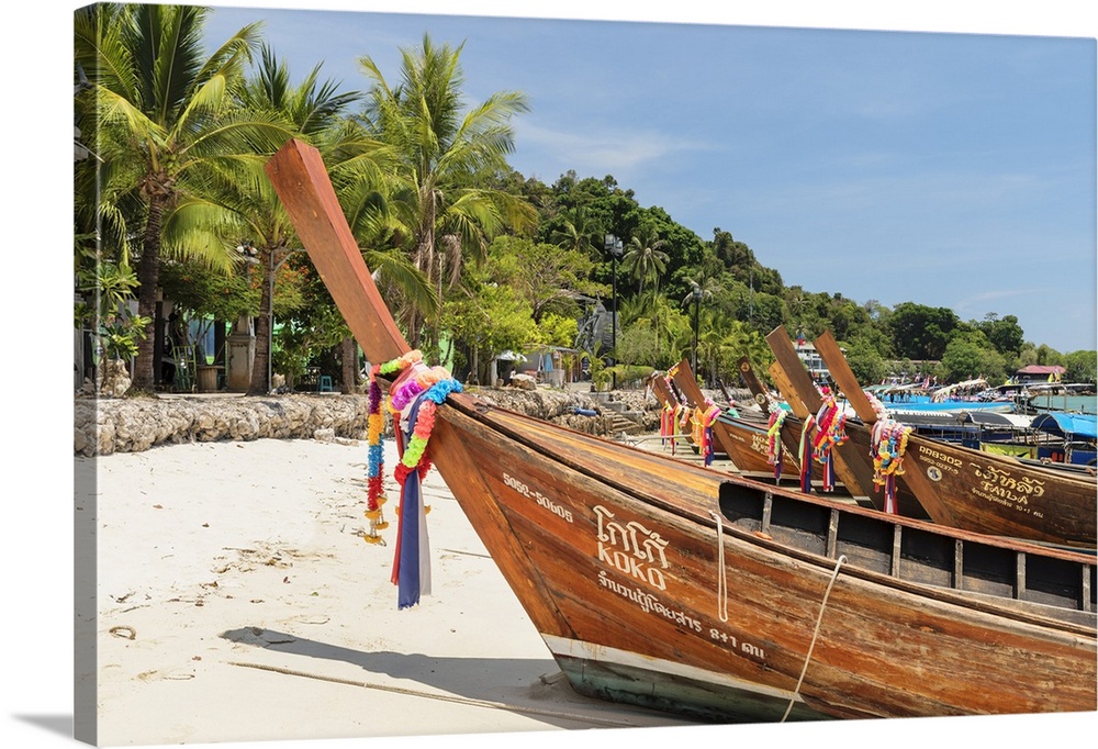 Longtail boat on Ton Sai Beach, Ko Phi Phi Don, Krabi, Thailand, Andaman Sea, Indian Ocean, Southeast Asia, Asia