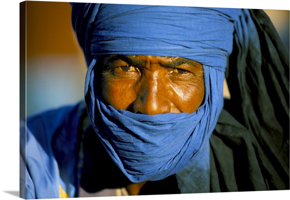 Man wearing blue headscarf, Djemma el Fna, Marrakech (Marrakesh), Morocco, North Africa, Africa