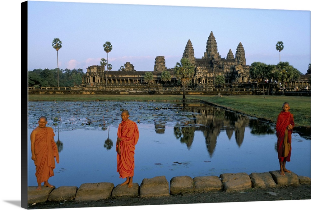 Monks in saffron robes, Angkor Wat, UNESCO World Heritage Site, Siem Reap, Cambodia, Indochina, Southeast Asia, Asia